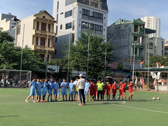 Trận tứ kết trong giải bóng đá Hội khỏe Phù Đổng lần thứ X của học sinh trường Tiểu học Kiến Hưng