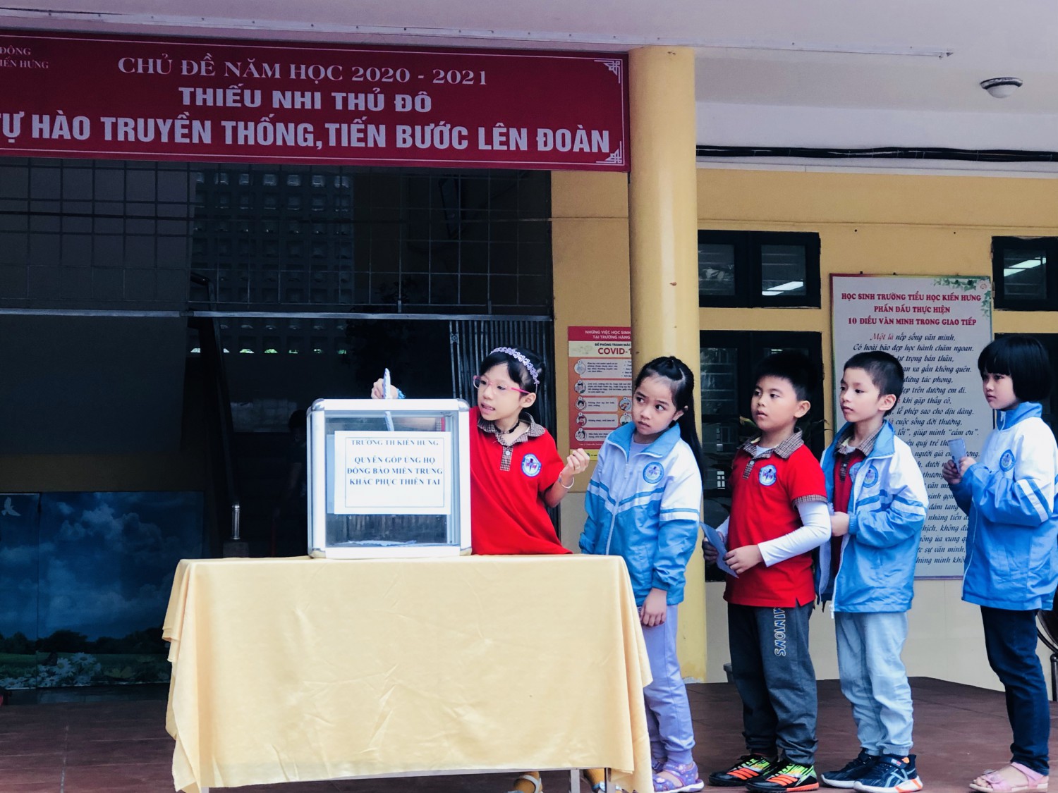 Cán bộ giáo viên, nhân viên và học sinh trường Tiểu học Kiến Hưng tham gia ủng hộ đồng bào miền Trung