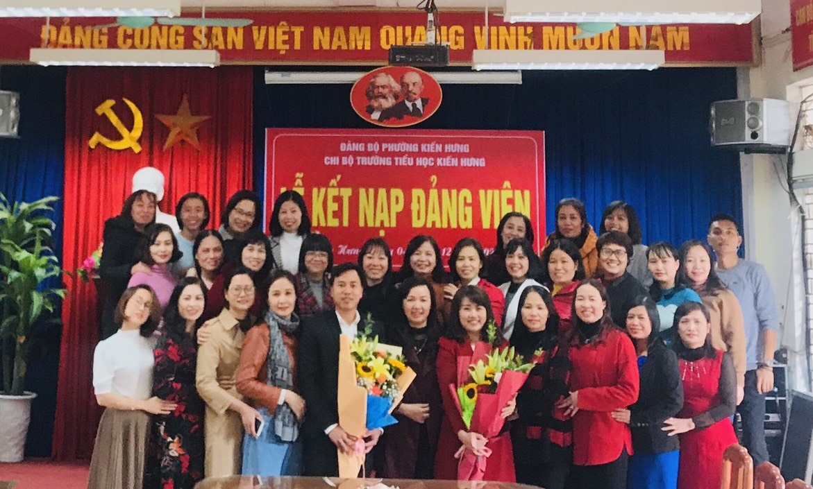 Chi bộ tiểu học Kiến Hưng tổ chức lễ kết nạp Đảng viên mới