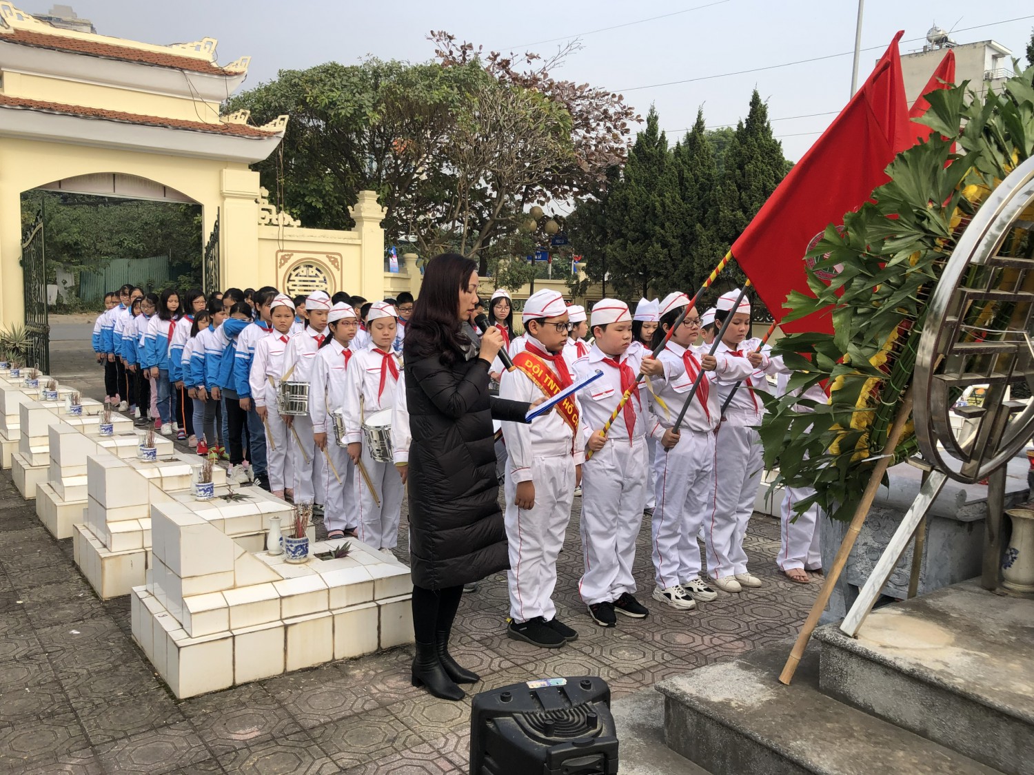 Thầy và trò trường tiểu học Kiến Hưng dâng hương tưởng nhớ các Anh hùng Liệt sĩ tại Nghĩa trang Liệt sĩ phường Kiến Hưng.