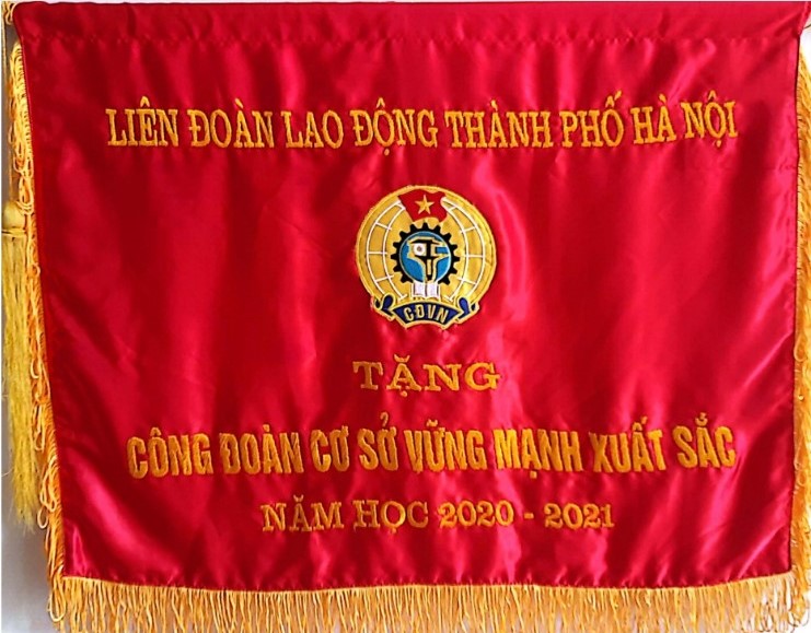 Liên đoàn lao động TP Hà Nội tặng Cờ thi đua cho Công đoàn trường Tiểu học Kiến Hưng