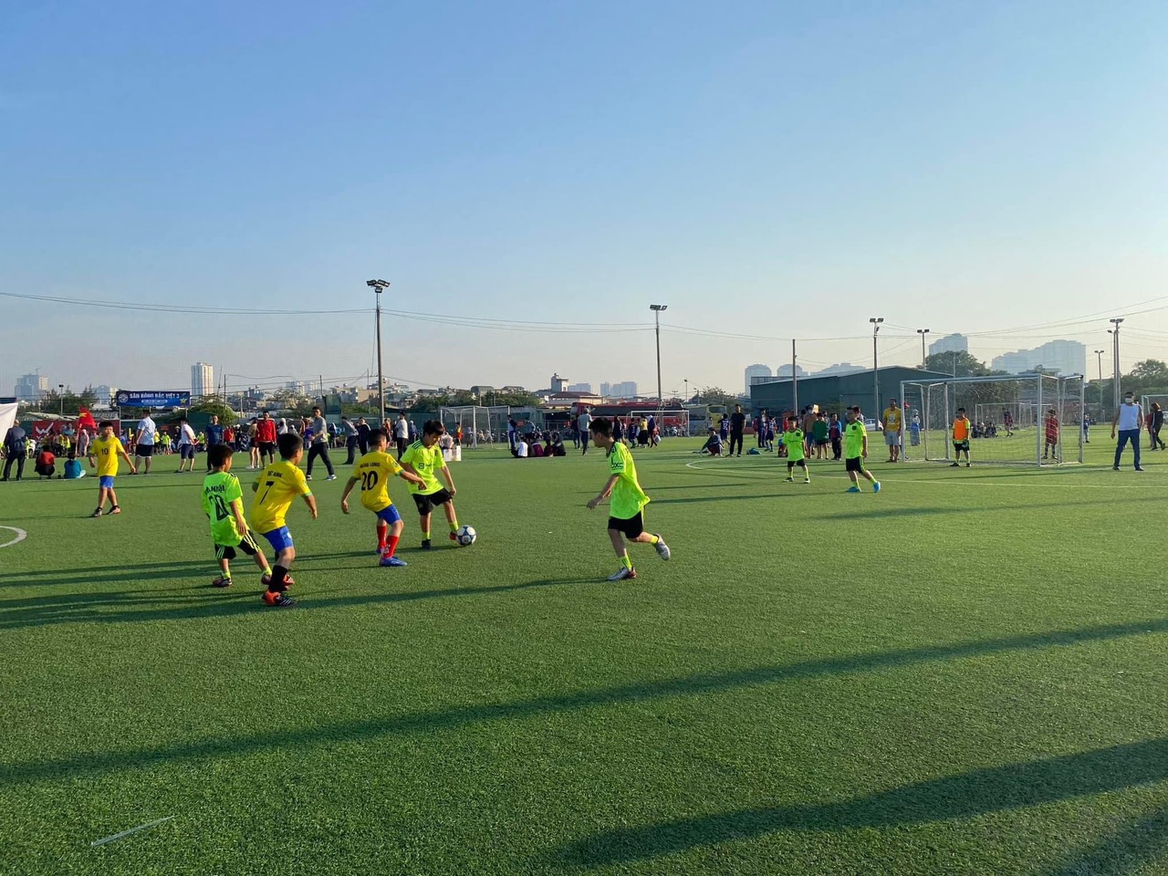 Trận 3,4 thi đấu vòng loại Giải bóng đá truyền thống cấp trường năm học 2022-2023