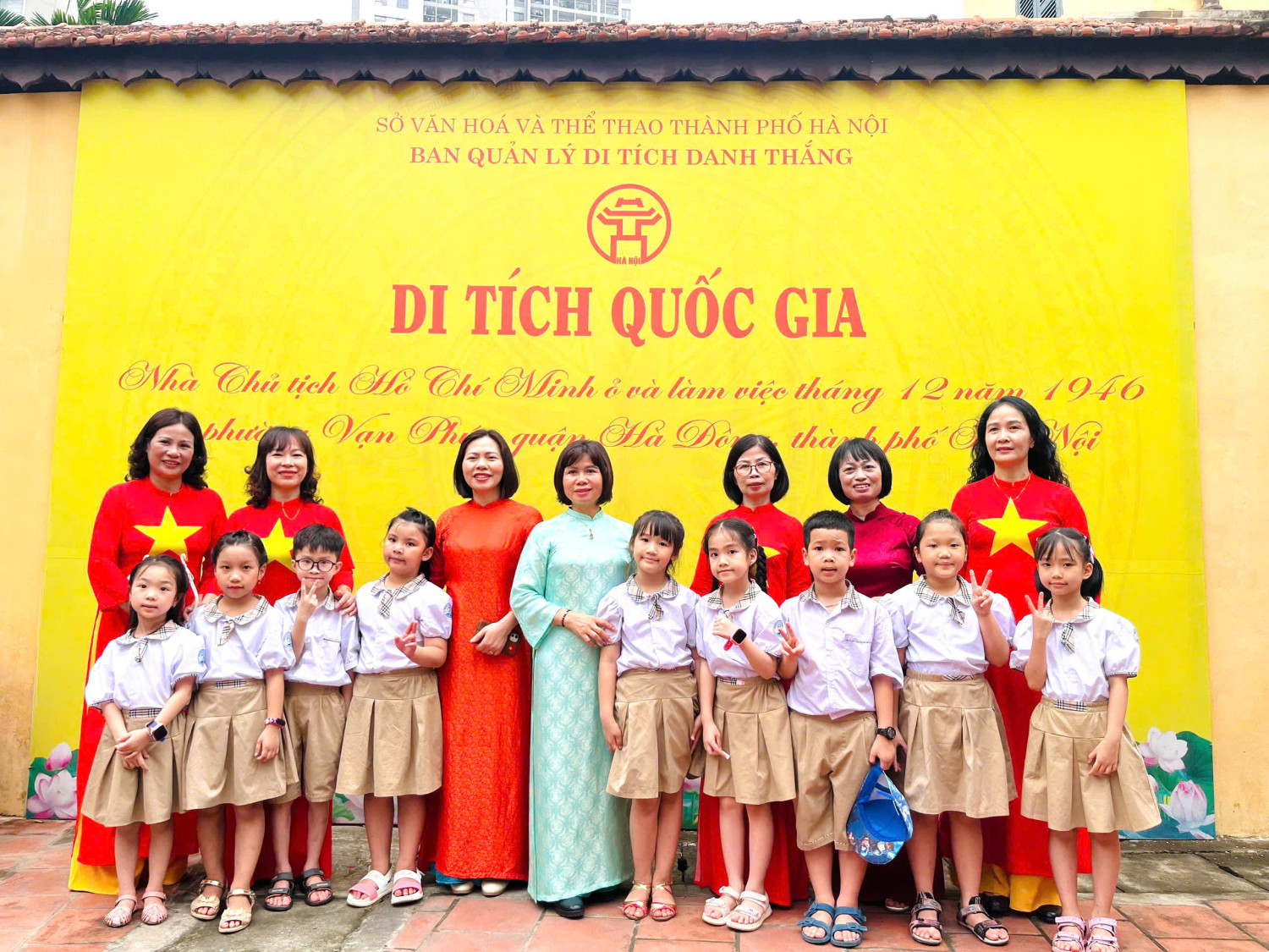 Lễ báo công dâng Bác của thầy và trò trường Tiểu học Kiến Hưng